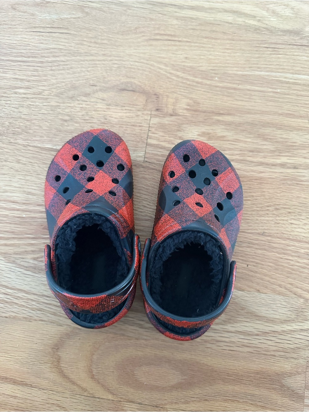 Crocs Kids Red Plaid Slip-On Clog with Fuzzy Lining in size toddler 8 -9